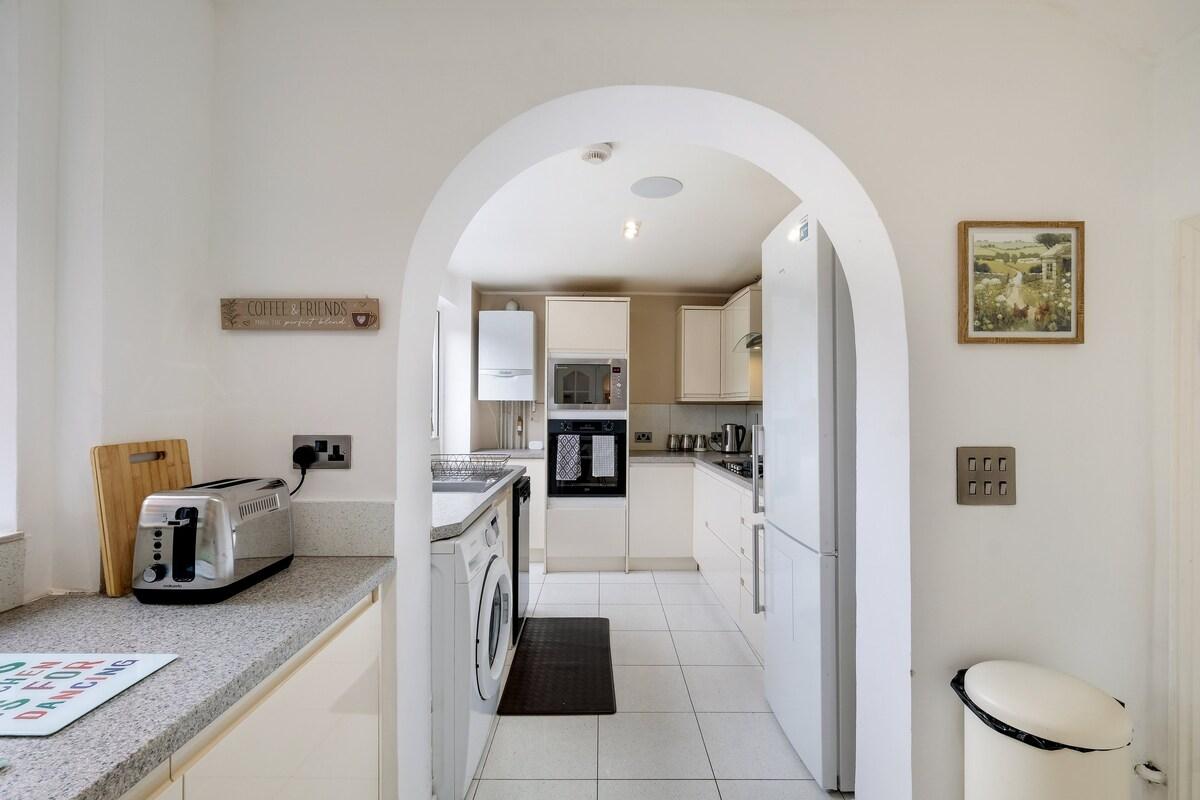 Elegant 5BR Home with Free EV Charger, Garden6