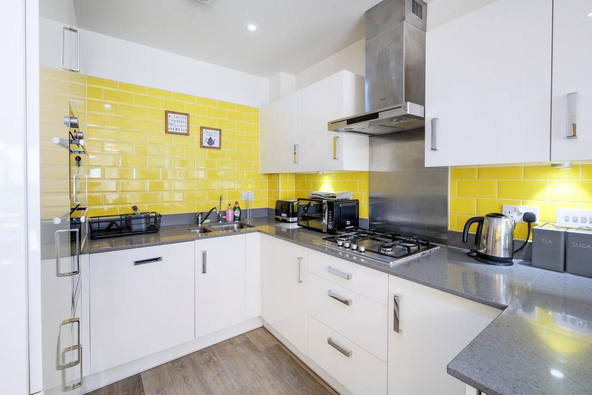 Foxherne 6BDR 3BA Serviced House 20 with Parking4