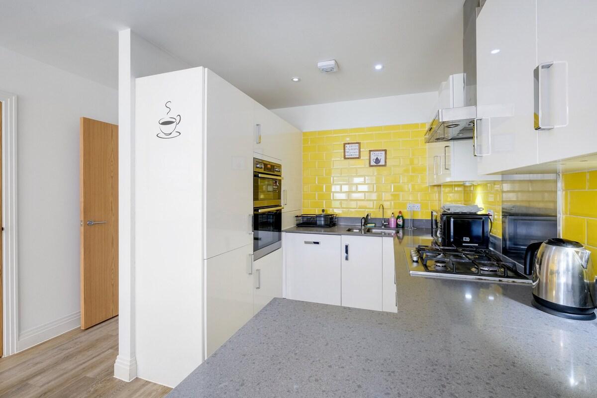 Foxherne 6BDR 3BA Serviced House 20 with Parking5