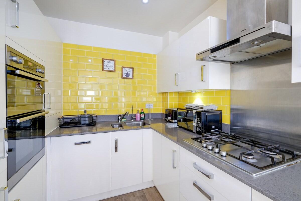 Foxherne 6BDR 3BA Serviced House 20 with Parking6