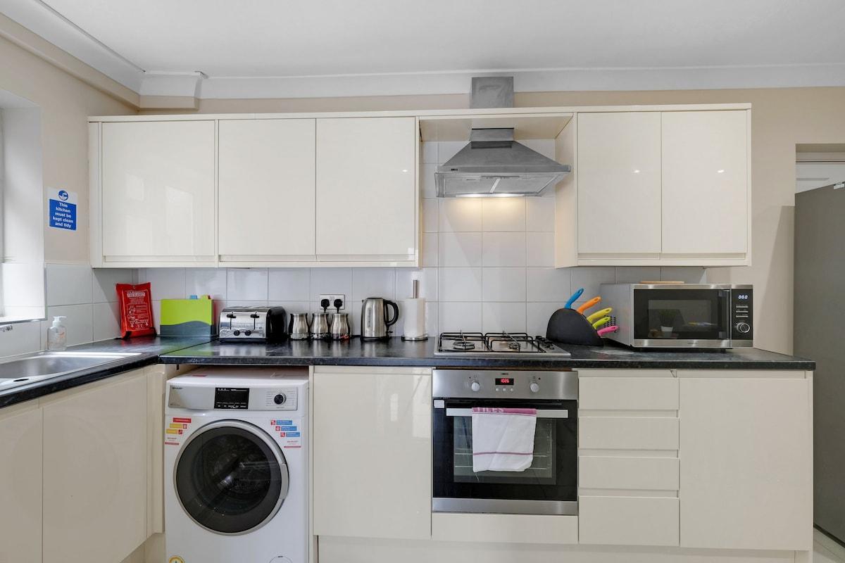 Stylish 4 bed 2-Bathroom Home in Brightside Avenue6