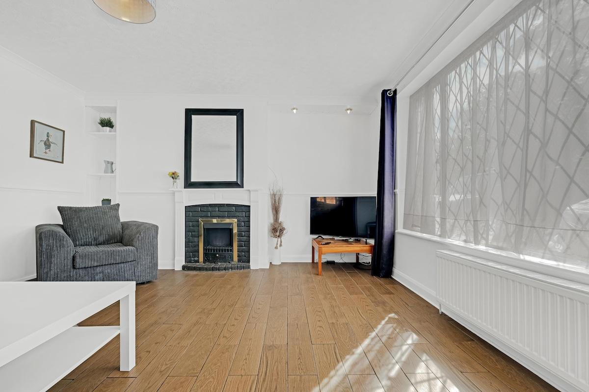 Elegant 5 Bedroom, 3 Bathroom Home in St. Annes1