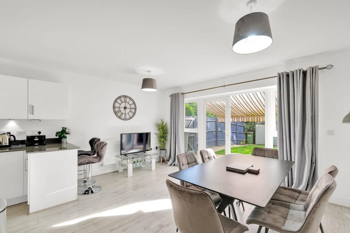 Foxherne 6BDR 3BA Serviced House 17 with Parking