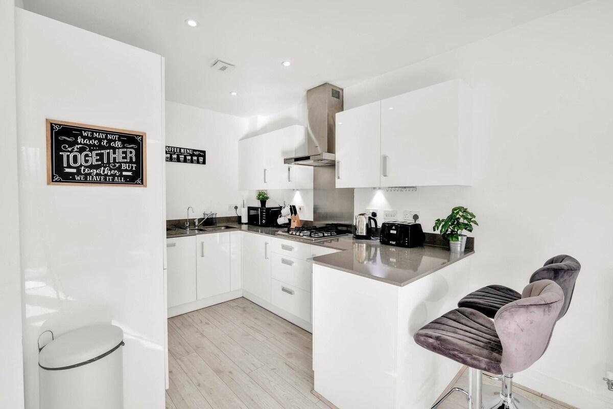 Foxherne 6BDR 3BA Serviced House 17 with Parking2