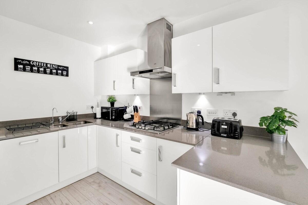 Foxherne 6BDR 3BA Serviced House 17 with Parking3