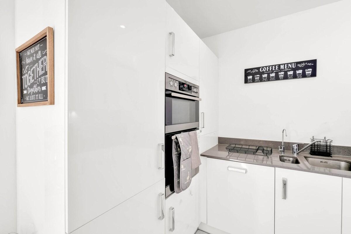 Foxherne 6BDR 3BA Serviced House 17 with Parking4