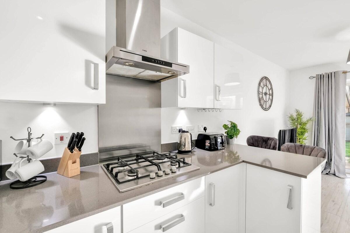 Foxherne 6BDR 3BA Serviced House 17 with Parking5
