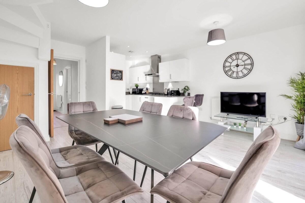 Foxherne 6BDR 3BA Serviced House 17 with Parking6