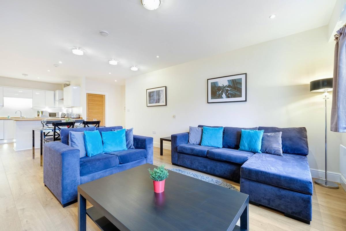 Luxury 3 Bedroom Apt.04 with Parking in Maidenhead1