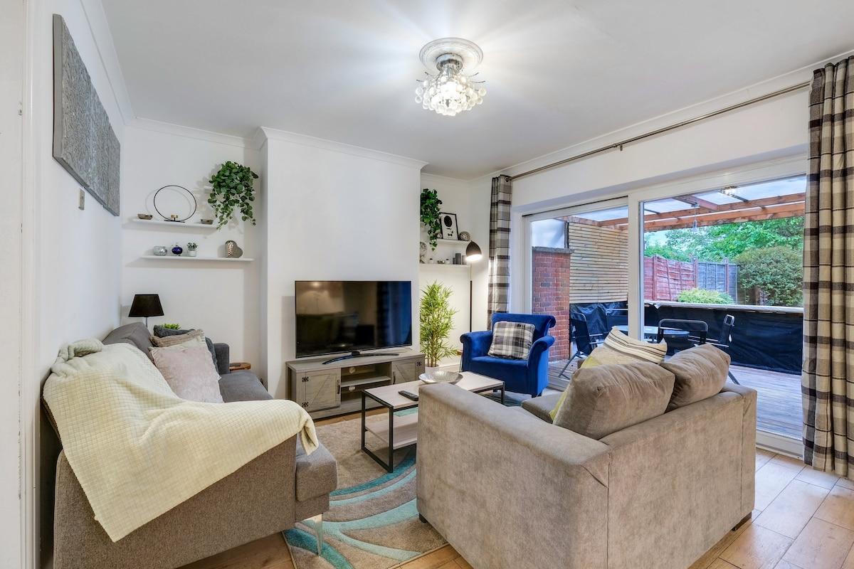 Modern 4 Bedroom House with Garden in Feltham1