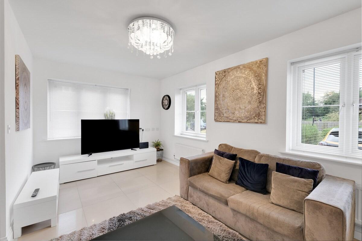 Foxherne 6BDR 3BA Serviced House 18 with Parking3