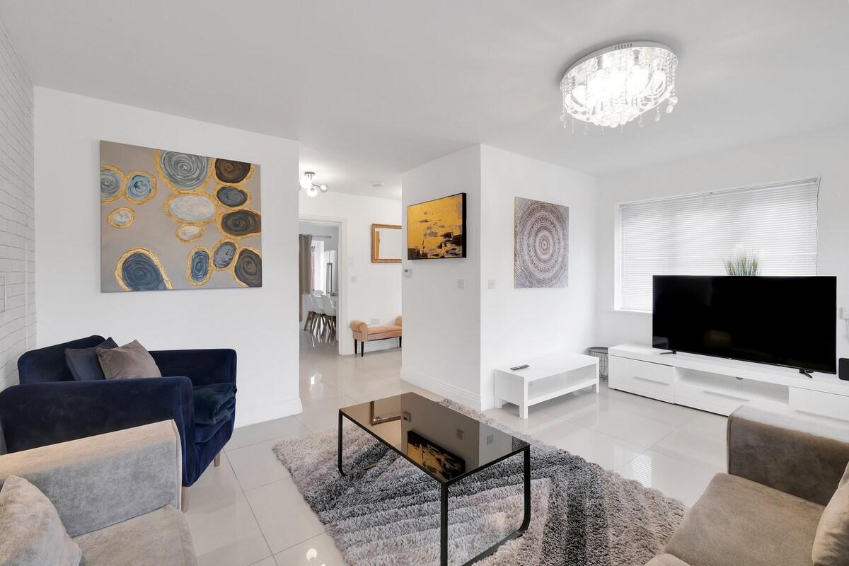 Foxherne 6BDR 3BA Serviced House 18 with Parking4