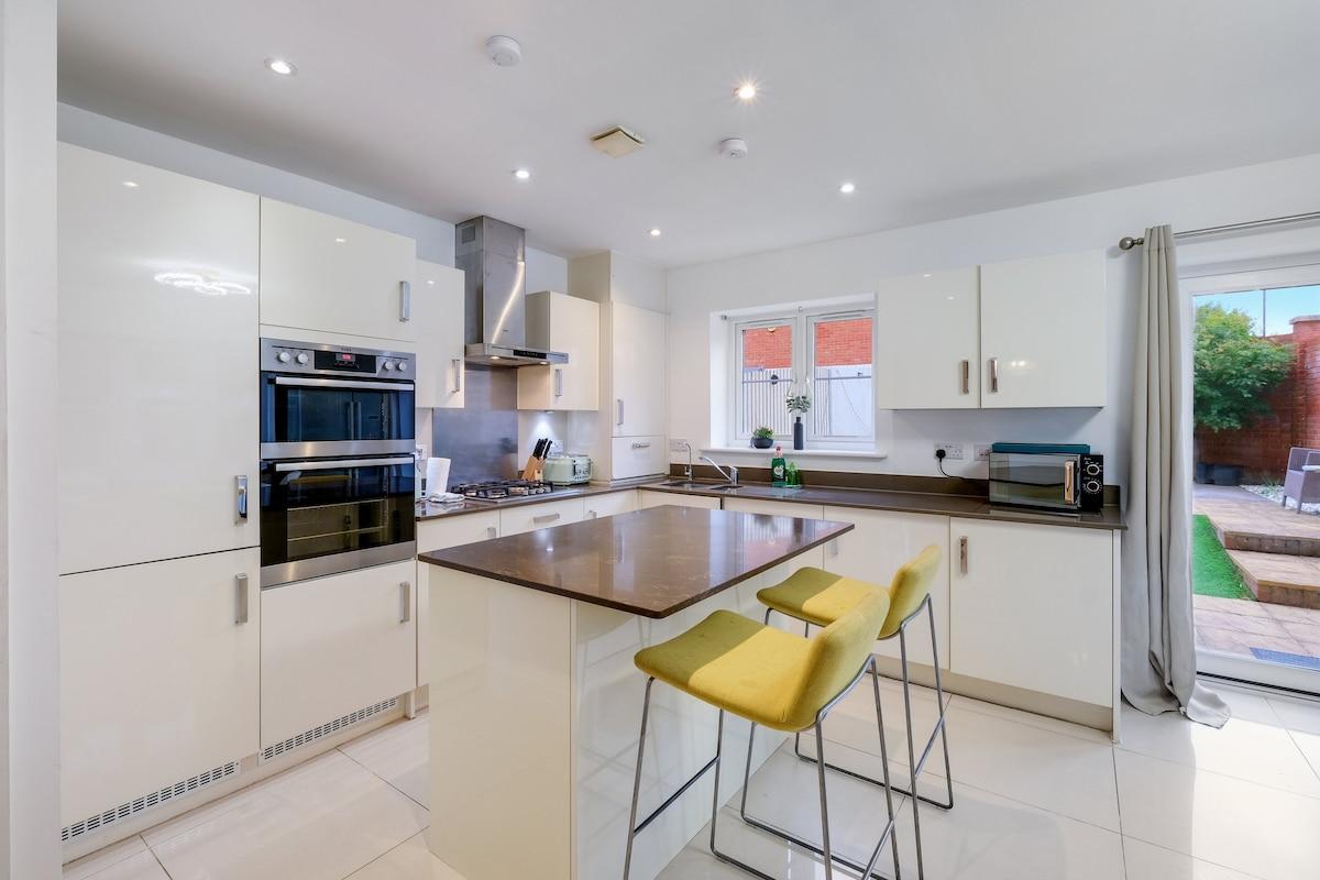 Foxherne 6BDR 3BA Serviced House 18 with Parking5