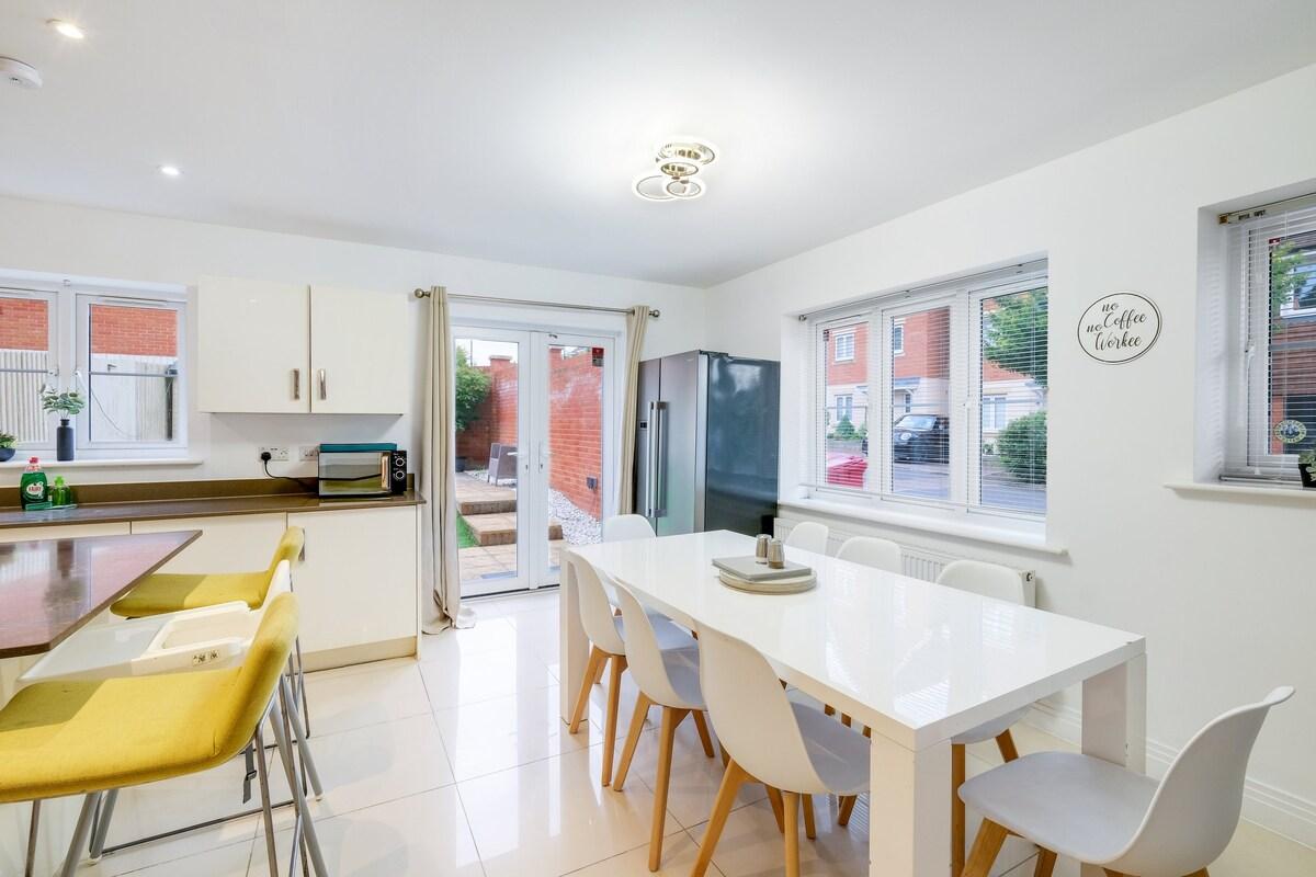Foxherne 6BDR 3BA Serviced House 18 with Parking6