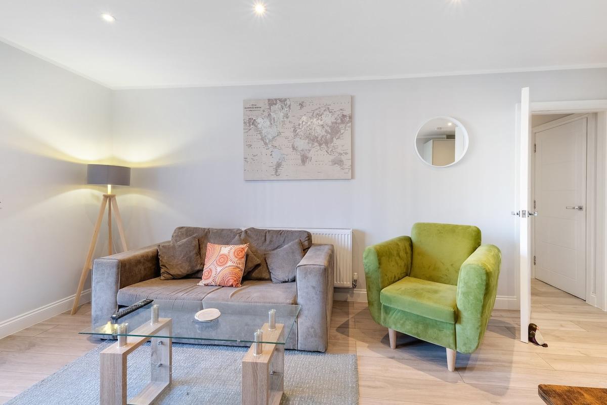 2 Bdr Penthouse with parking High Wycombe Apt. 022