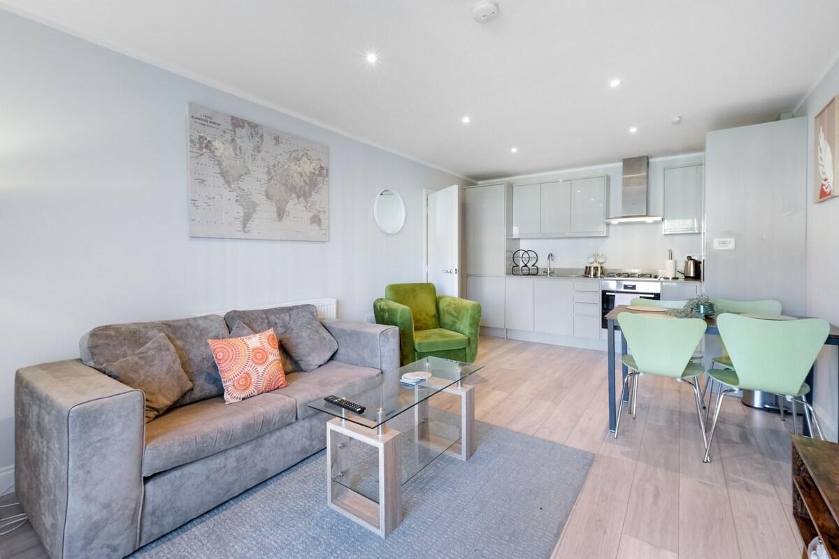 2 Bdr Penthouse with parking High Wycombe Apt. 023