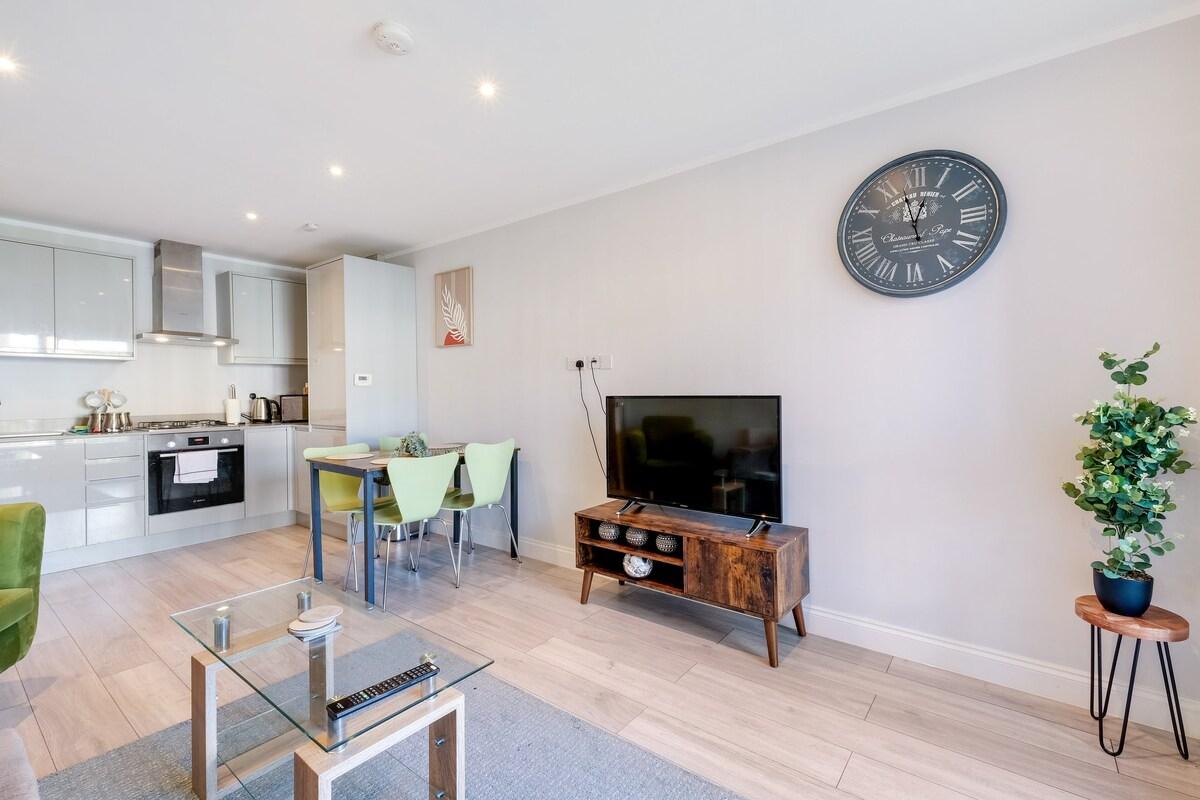 2 Bdr Penthouse with parking High Wycombe Apt. 024