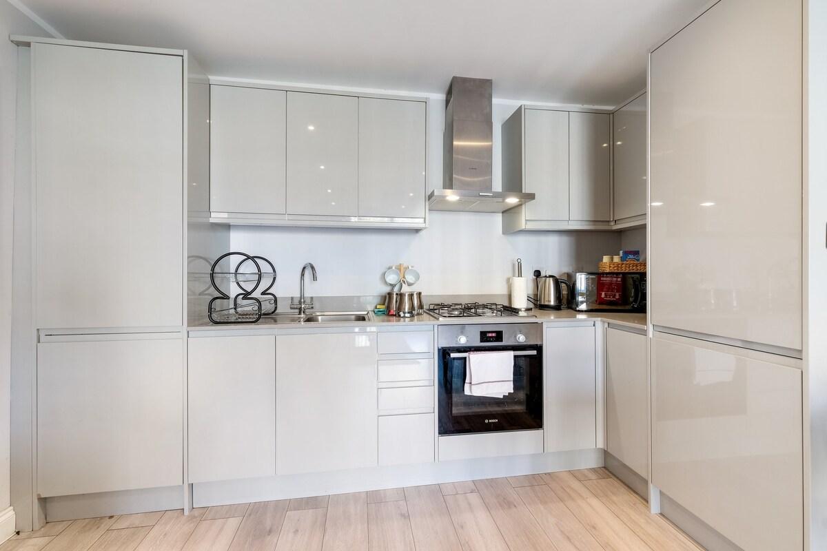 2 Bdr Penthouse with parking High Wycombe Apt. 026