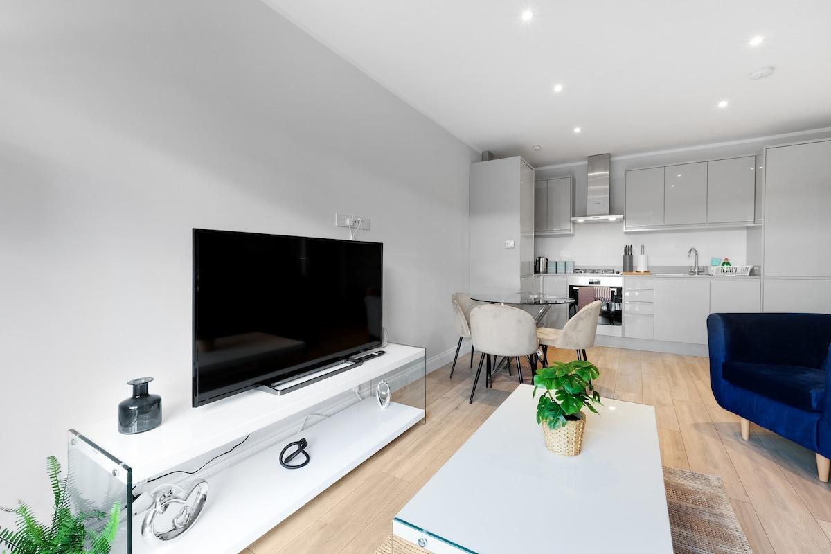 2 Bdr Penthouse with parking High Wycombe Apt. 033