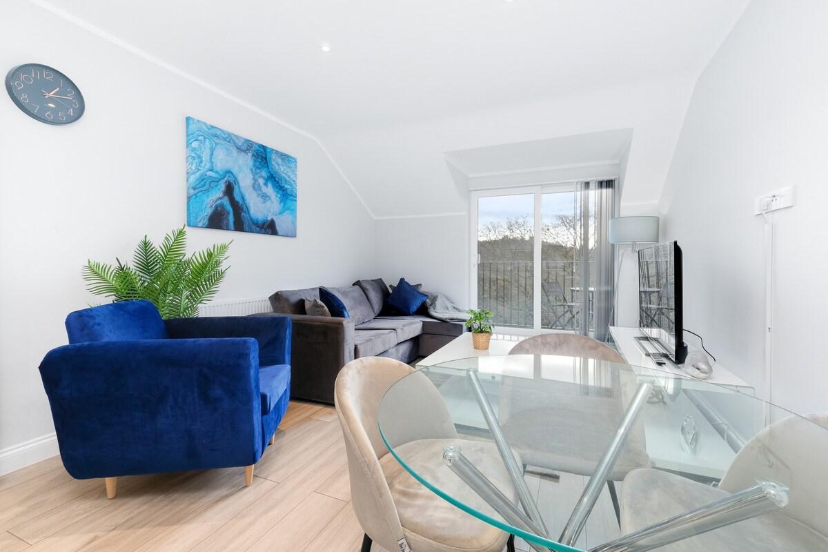 2 Bdr Penthouse with parking High Wycombe Apt. 034
