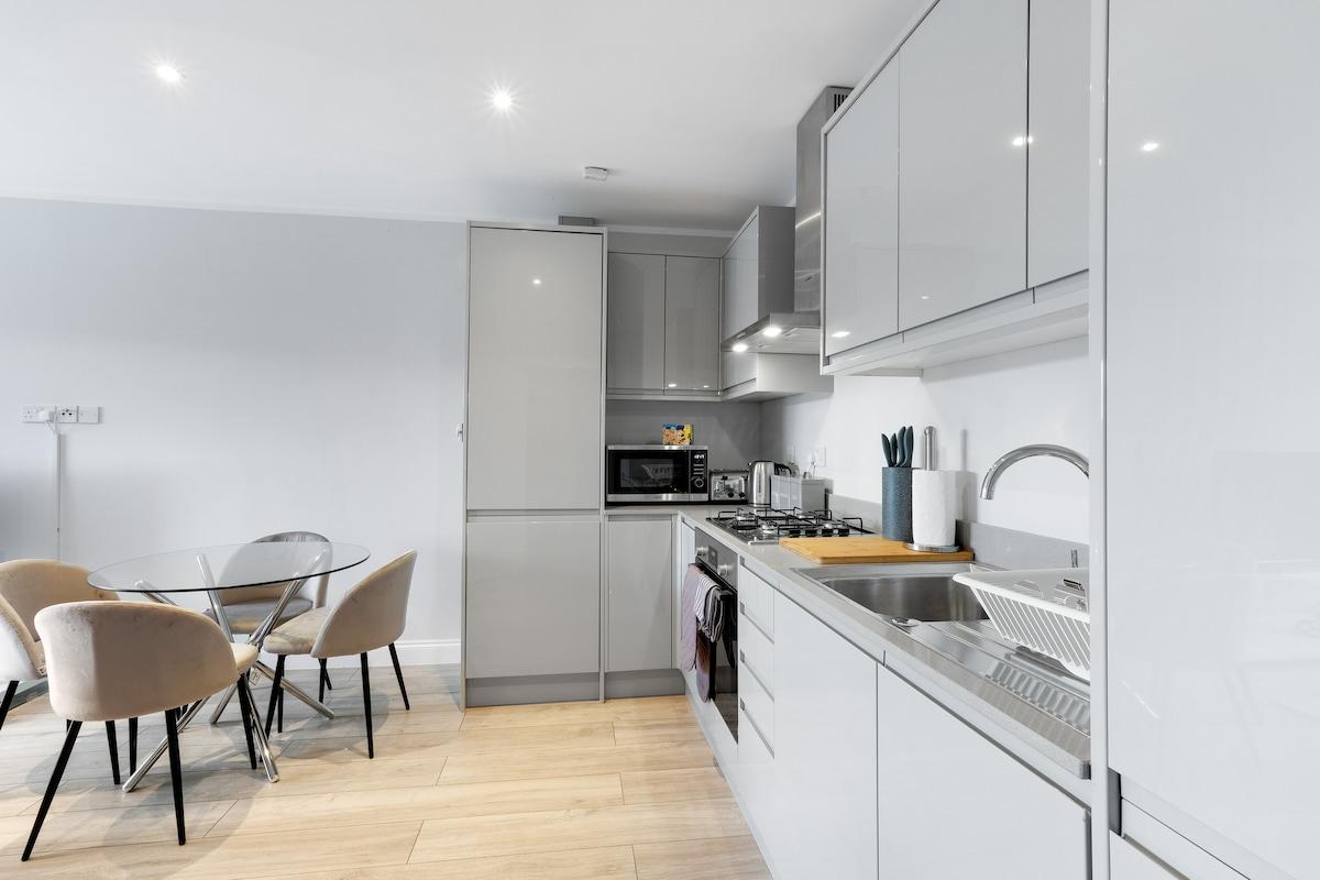 2 Bdr Penthouse with parking High Wycombe Apt. 035