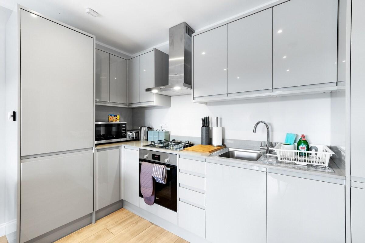 2 Bdr Penthouse with parking High Wycombe Apt. 036