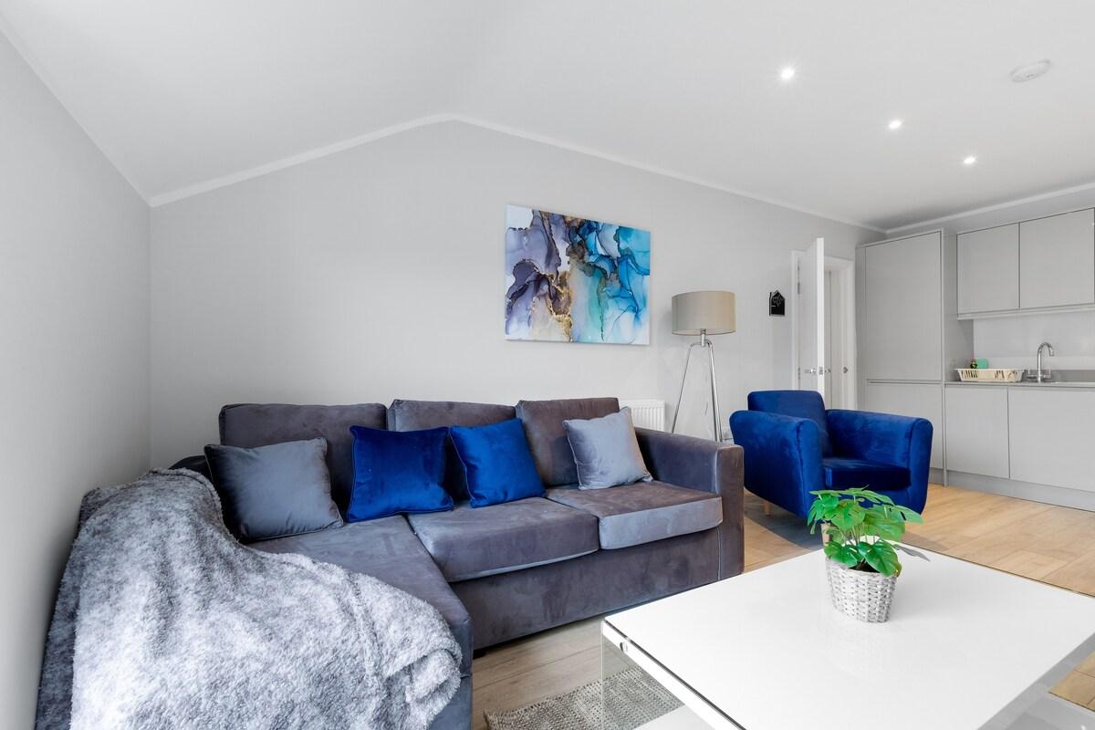 2 Bdr Penthouse with parking High Wycombe Apt. 042