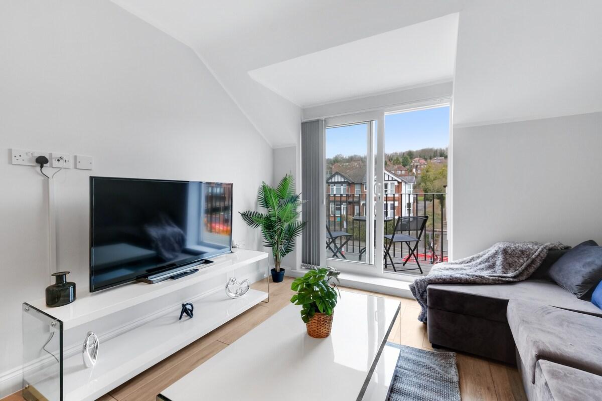2 Bdr Penthouse with parking High Wycombe Apt. 044