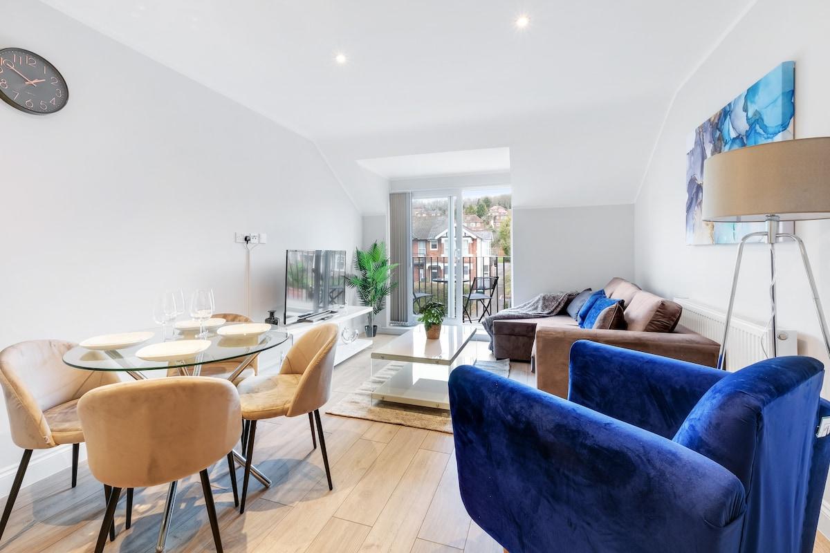 2 Bdr Penthouse with parking High Wycombe Apt. 045