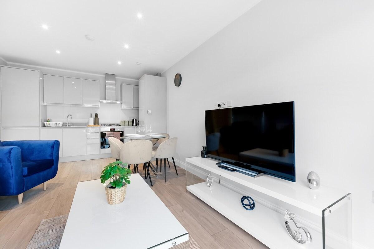 2 Bdr Penthouse with parking High Wycombe Apt. 046