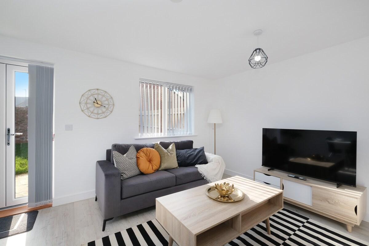 Luxaura 5 Bedroom 3 Bath Service House w/ Parking