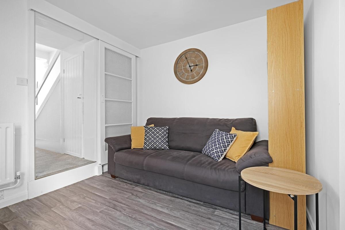 Heathrow Living Stanwell Serviced House 5 bedrooms1