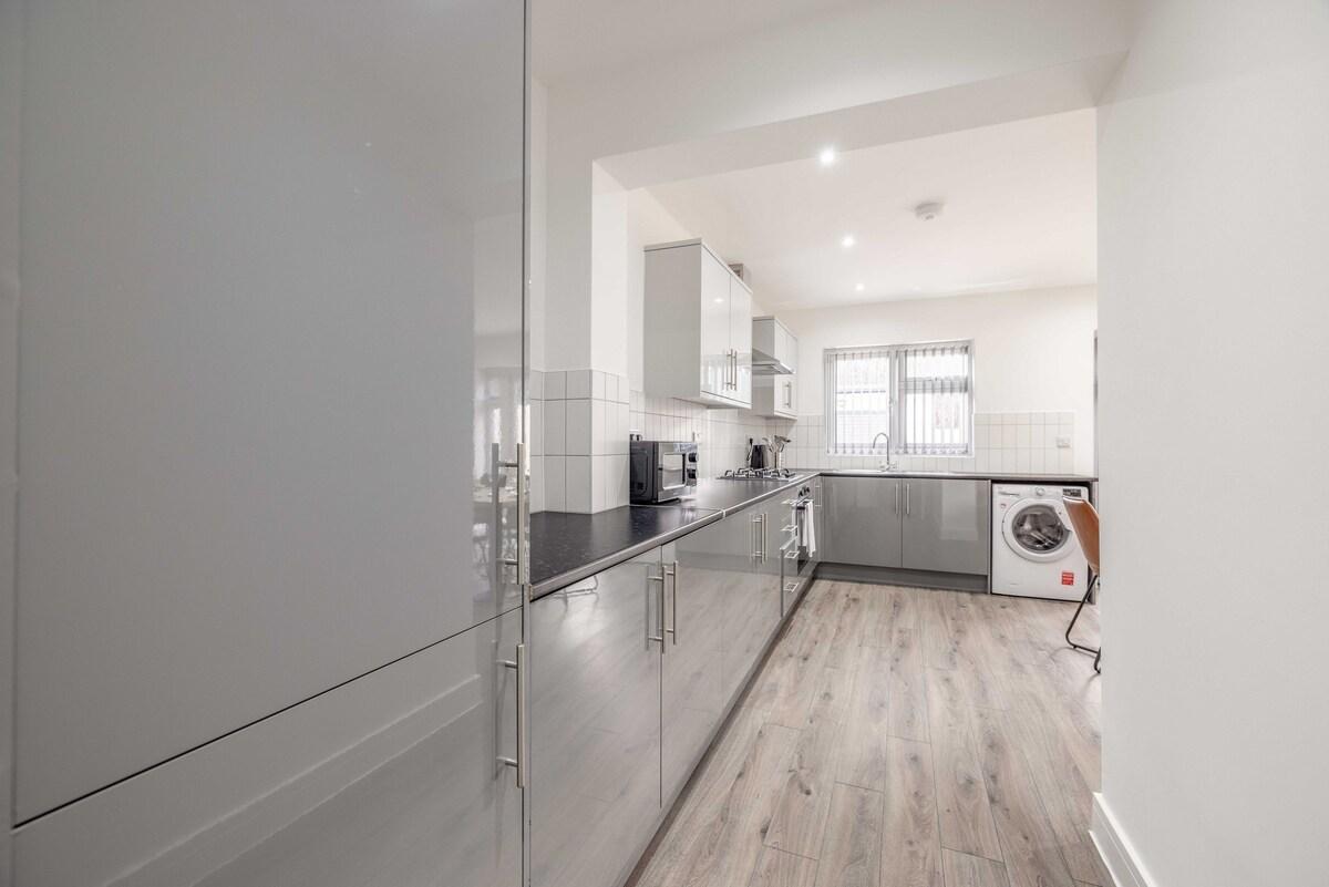 Chic and Comfy 4 Bedroom Stay Baylis Road5