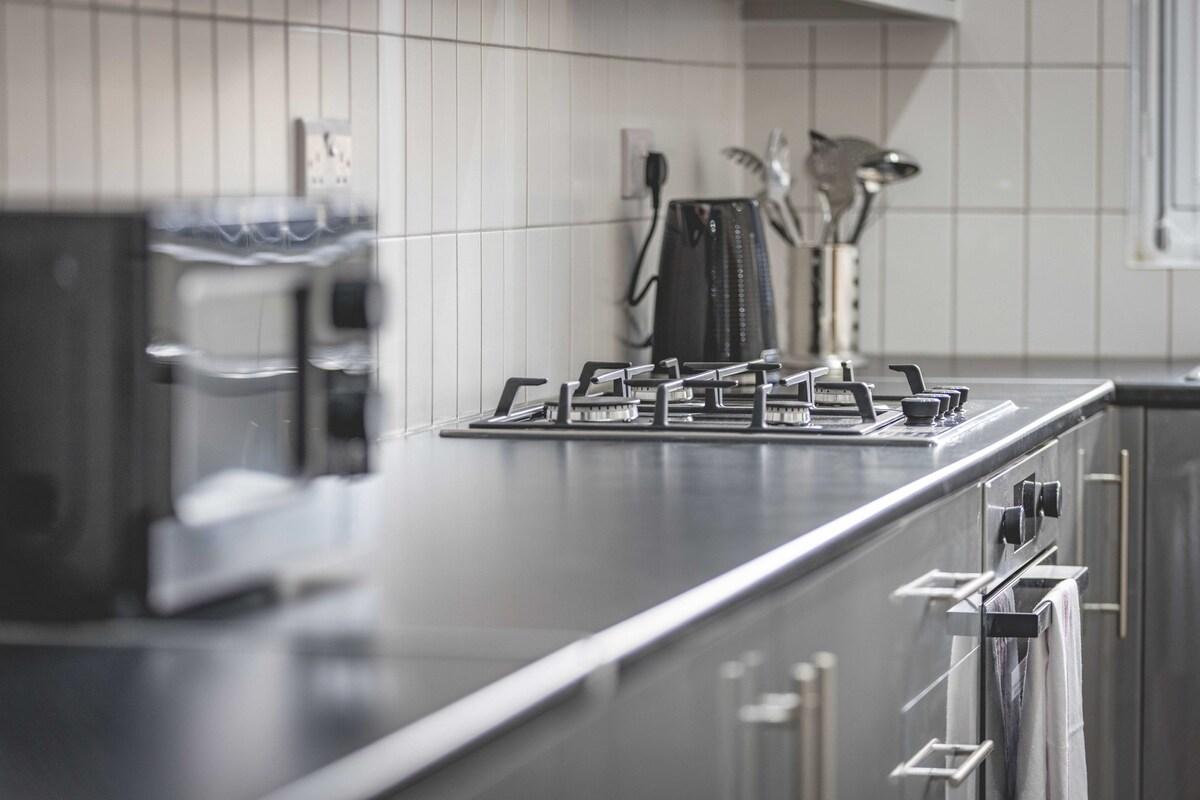 Chic and Comfy 4 Bedroom Stay Baylis Road6