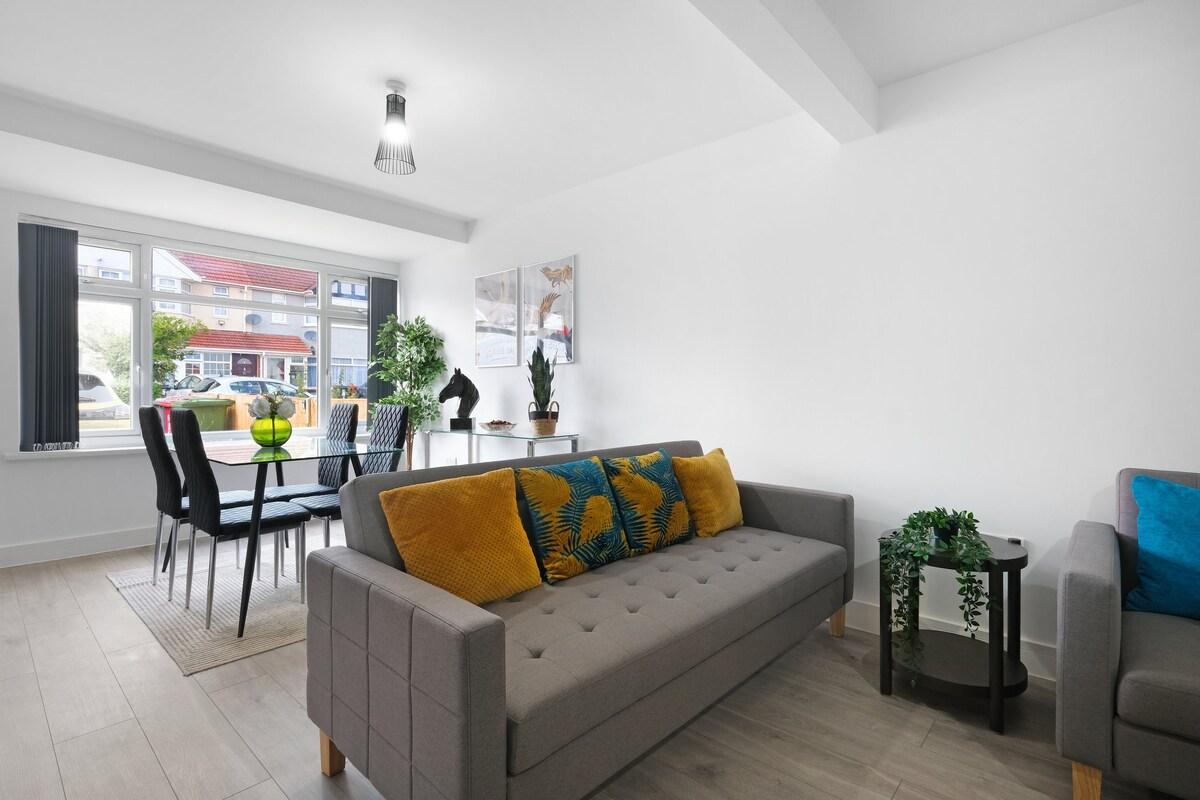 Stylish 2 Bedroom Serviced House in Slough3