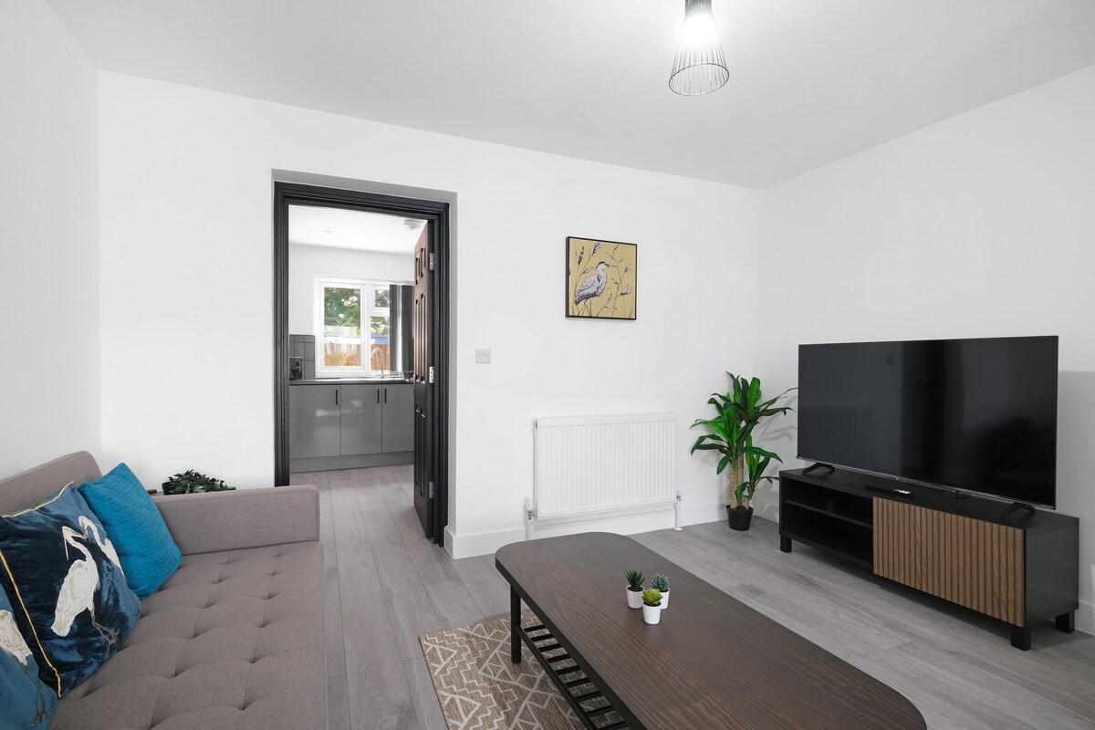 Stylish 2 Bedroom Serviced House in Slough4