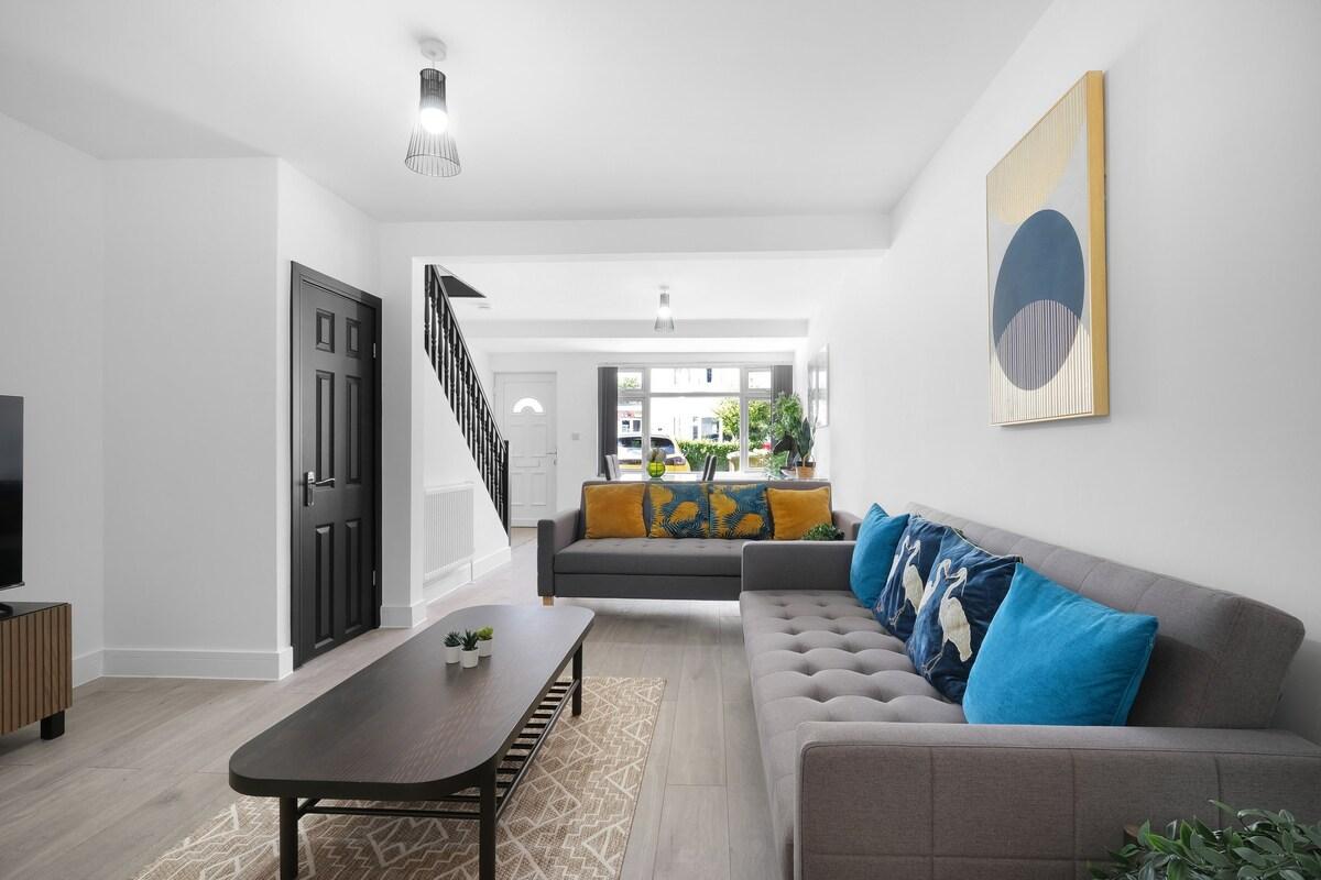 Stylish 2 Bedroom Serviced House in Slough5