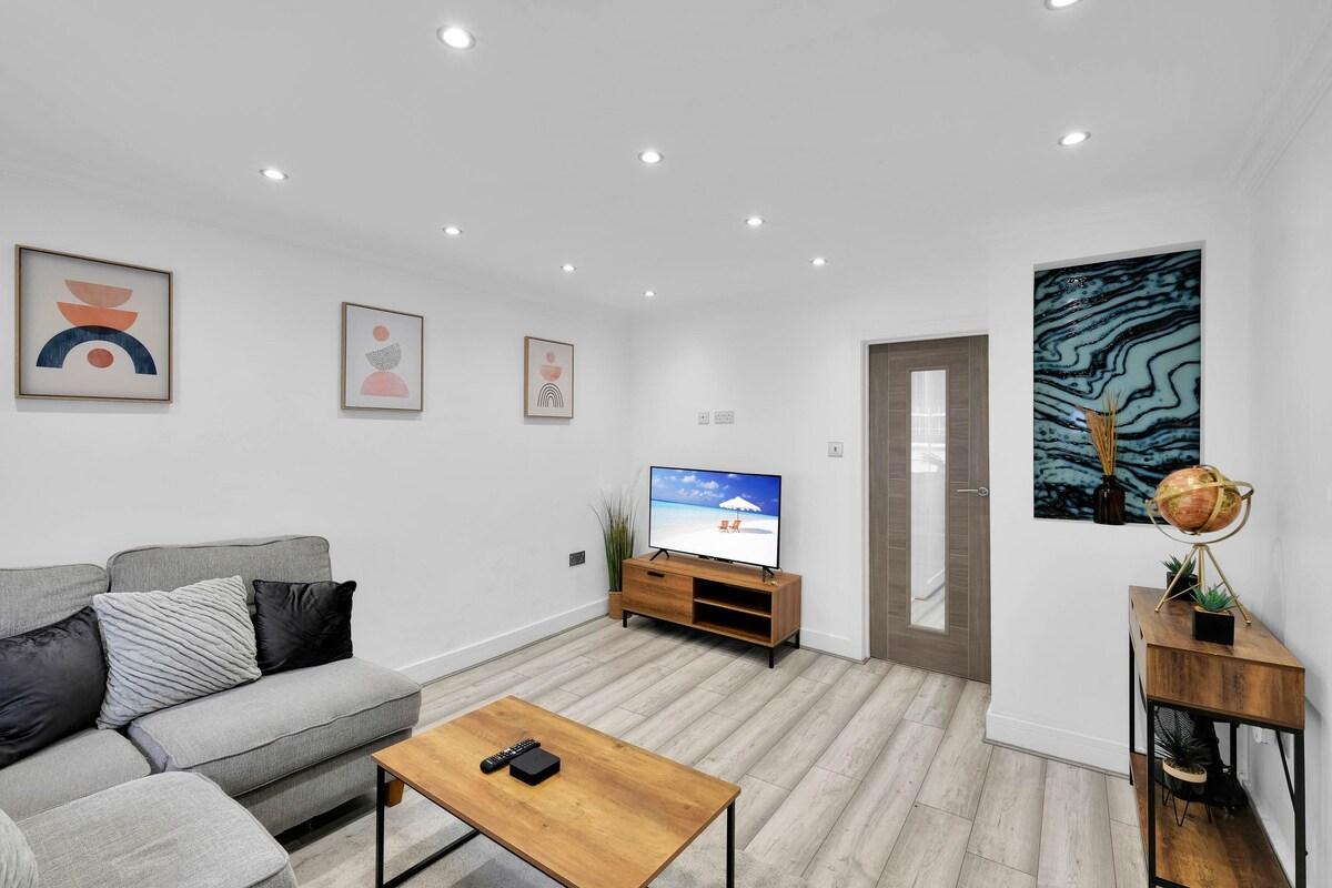 Newly Refurbished 2 Bdr House in a Town Centre1