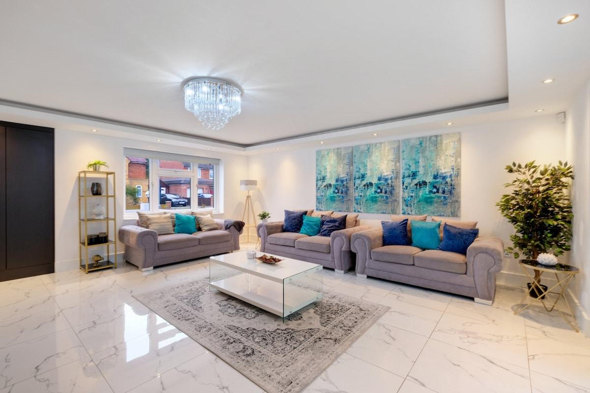 Stunning 5 Bedroom, 3 Bathroom Home in Windsor1