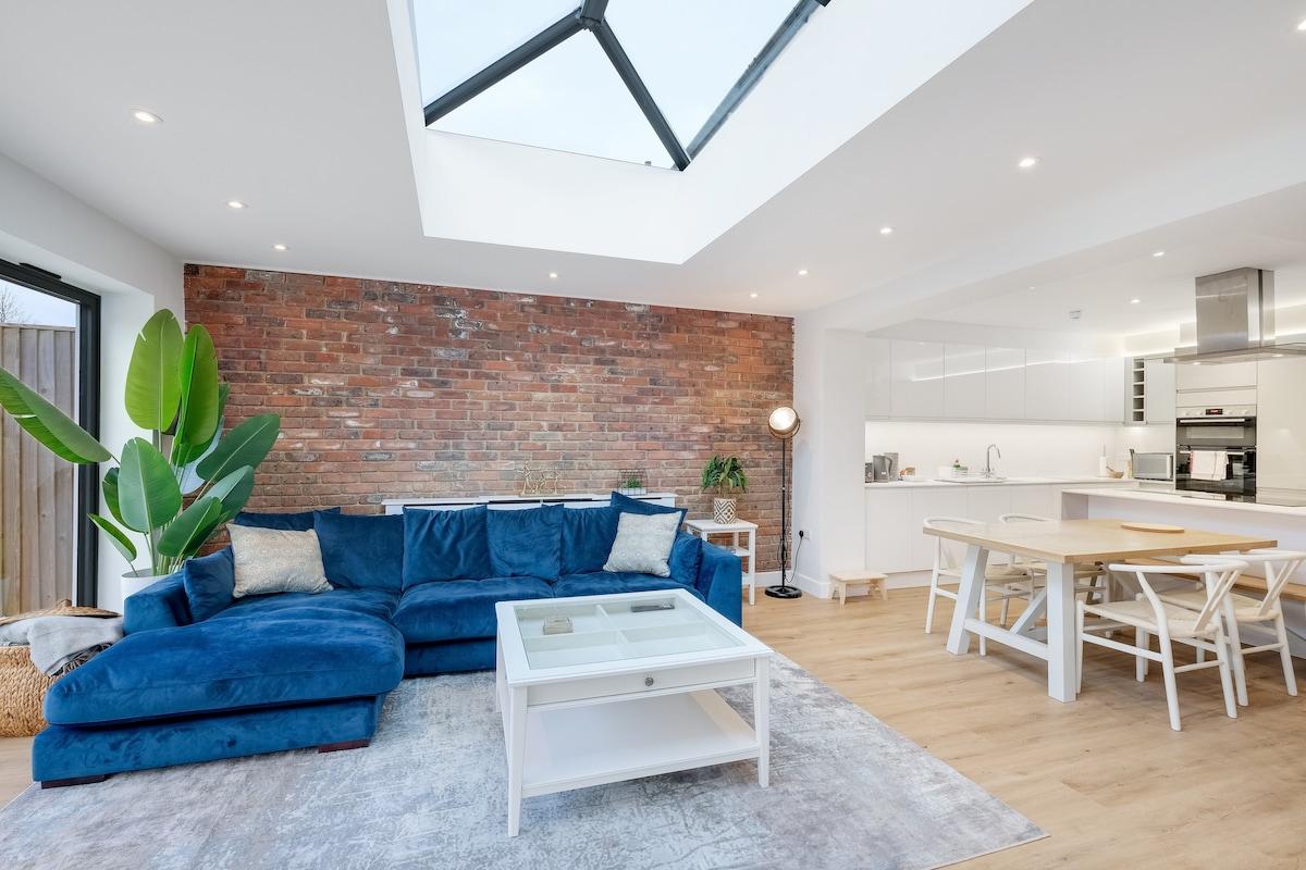 Stunning 6 Bed House with Game Room and Garden1