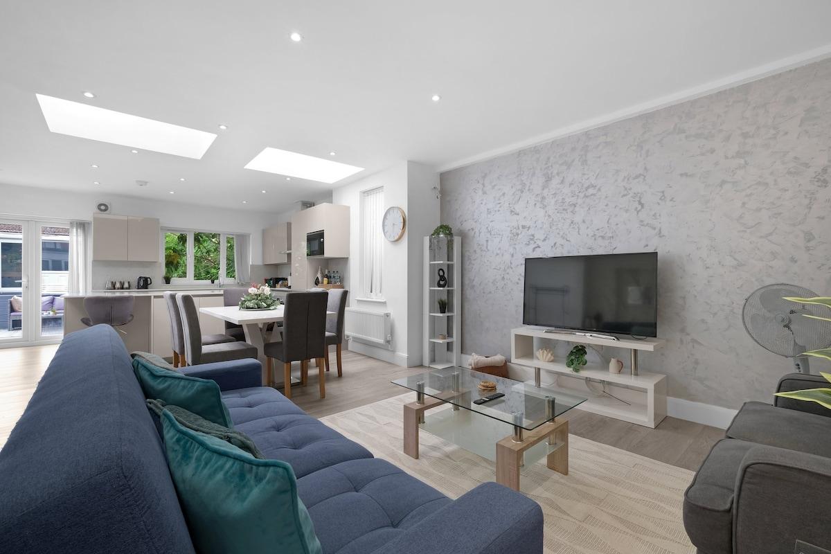 Modern 3 Bedroom, 2.5-Bathroom Home in Edgware1