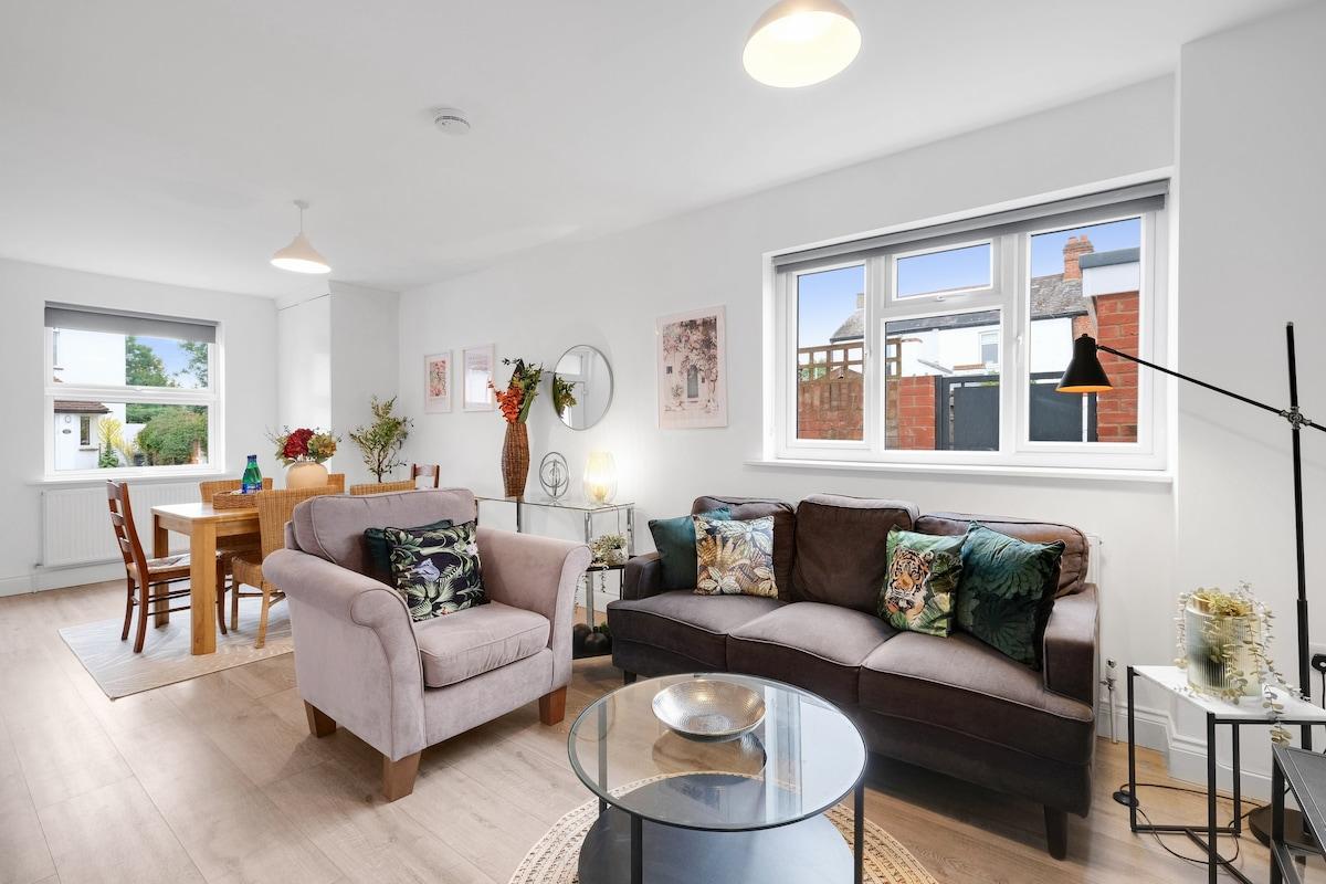 Stylish 4 Bedroom, 2.5-Bath Home in Borehamwood1