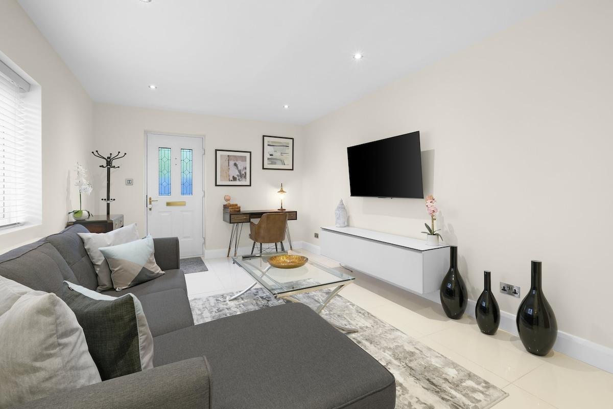 Modern Comfort 2-Bedroom, 2-Bathroom House1