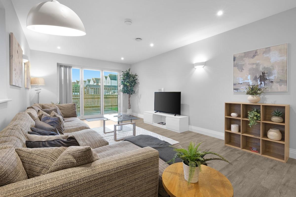 Isleworth Garden Retreat | 3BR 2BA + Gated Parking1