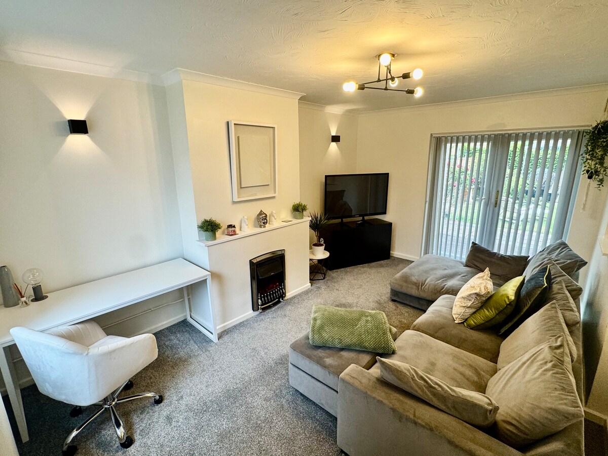 Spacious & Comfortable 3-Bed Home - Private Drive1