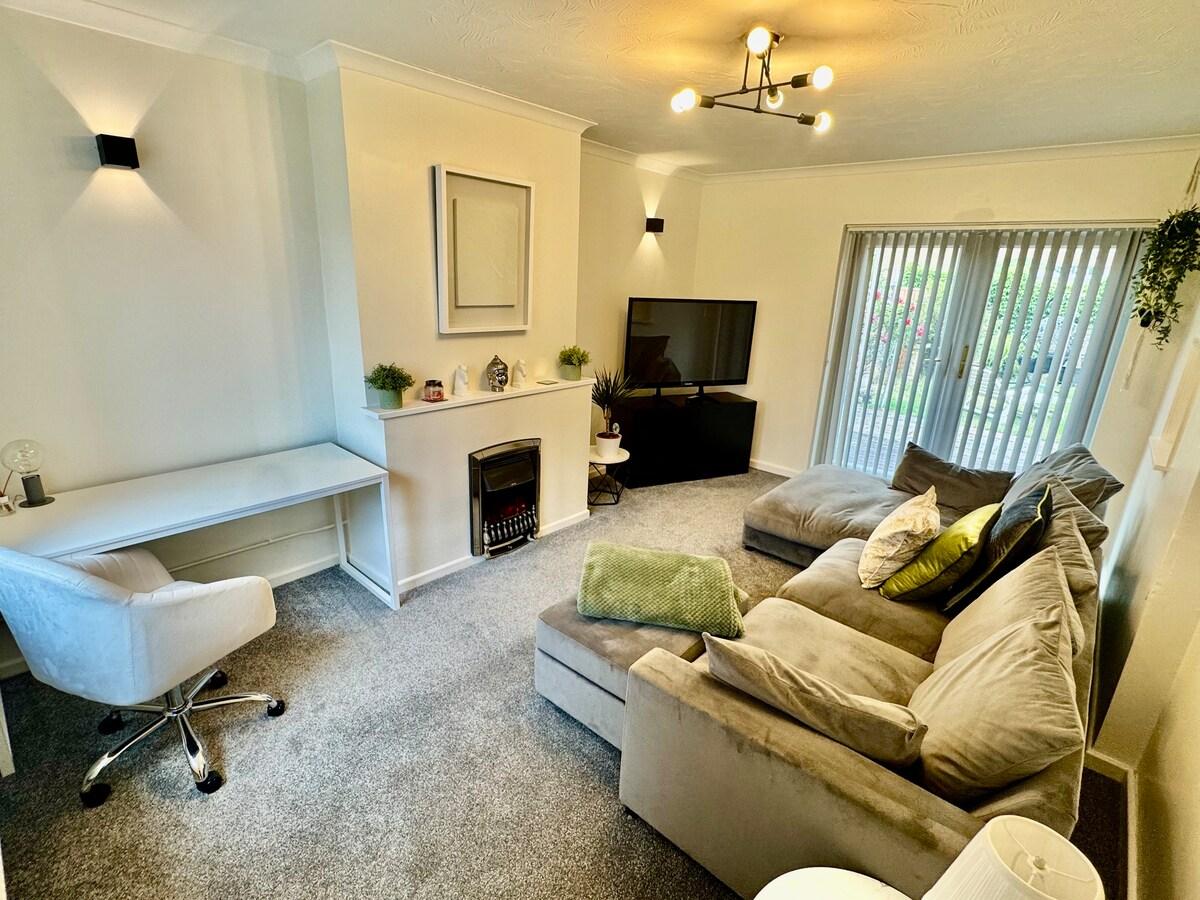Spacious & Comfortable 3-Bed Home - Private Drive2