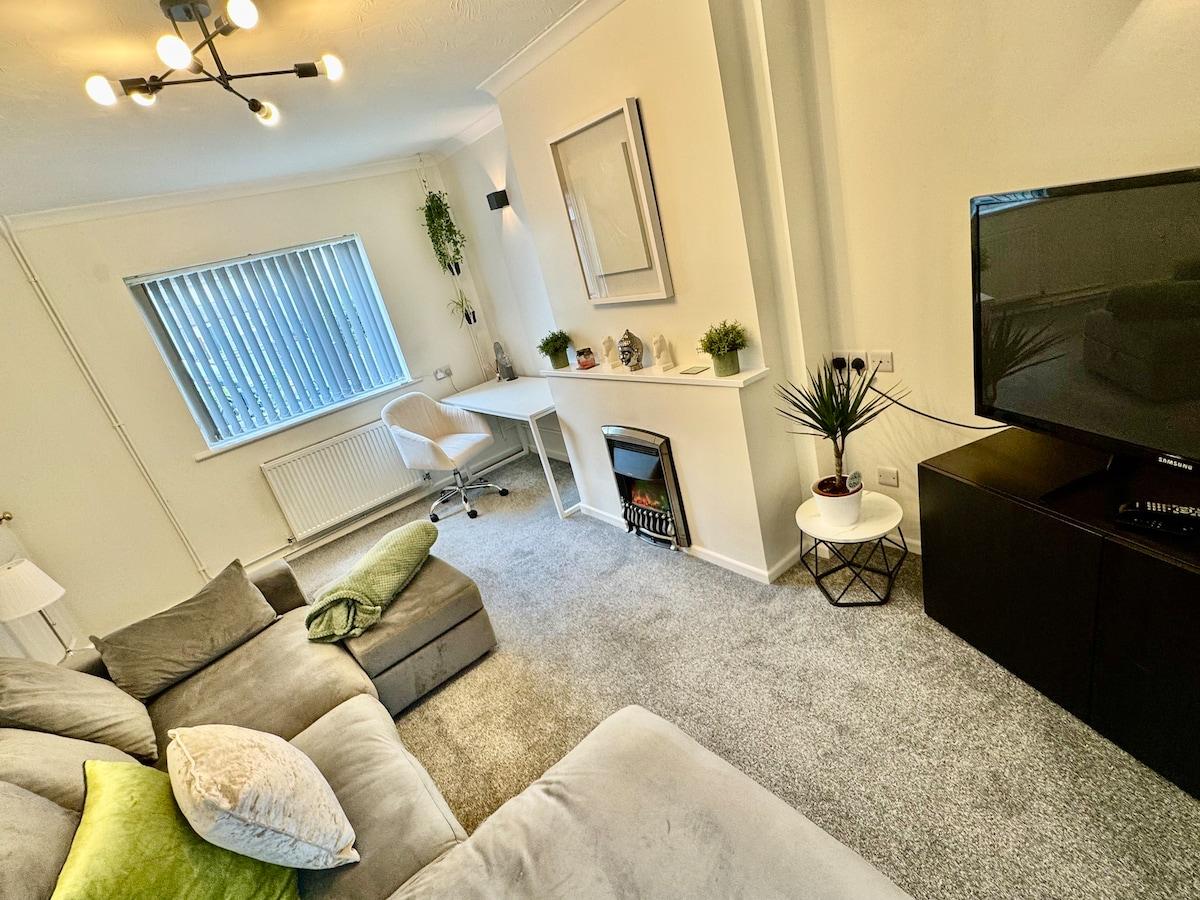 Spacious & Comfortable 3-Bed Home - Private Drive3