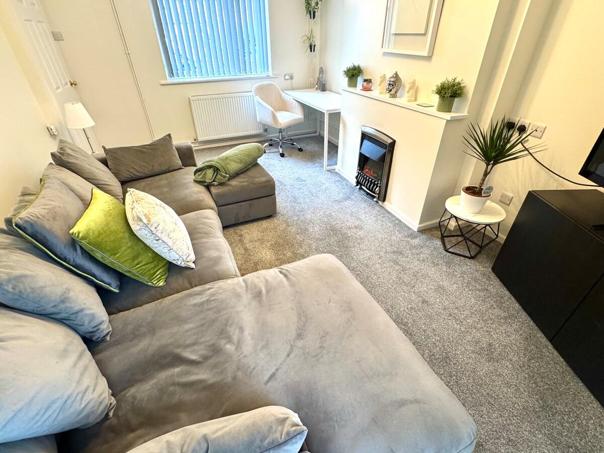 Spacious & Comfortable 3-Bed Home - Private Drive5