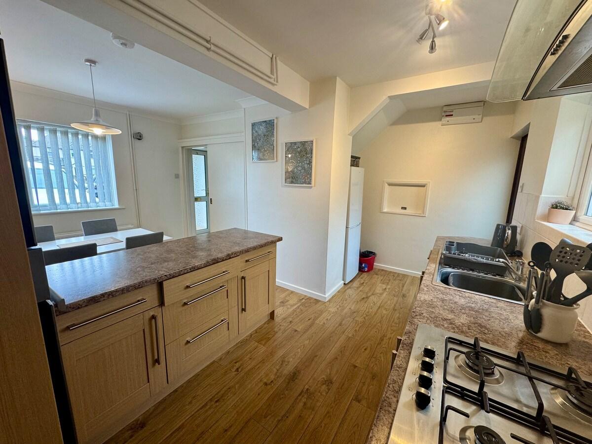 Spacious & Comfortable 3-Bed Home - Private Drive6