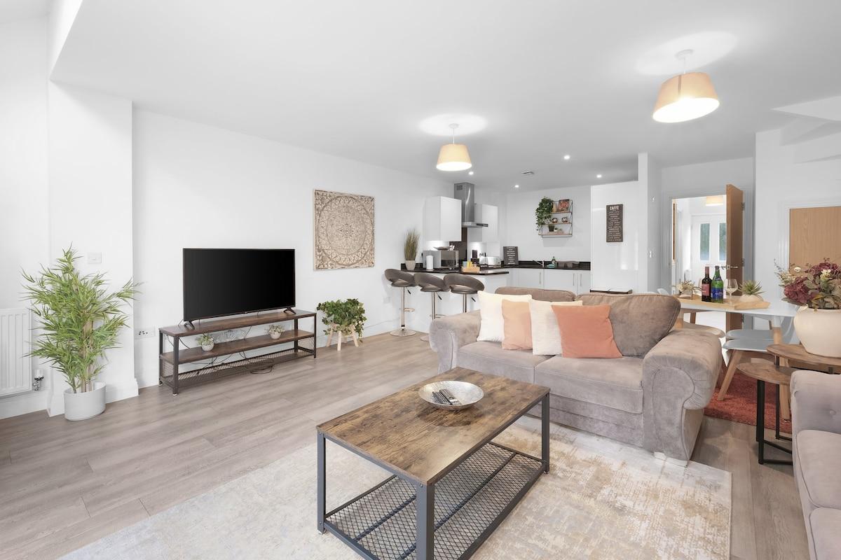 Spacious 6 Bedroom 2 Bath Serviced Hse w/ Parking